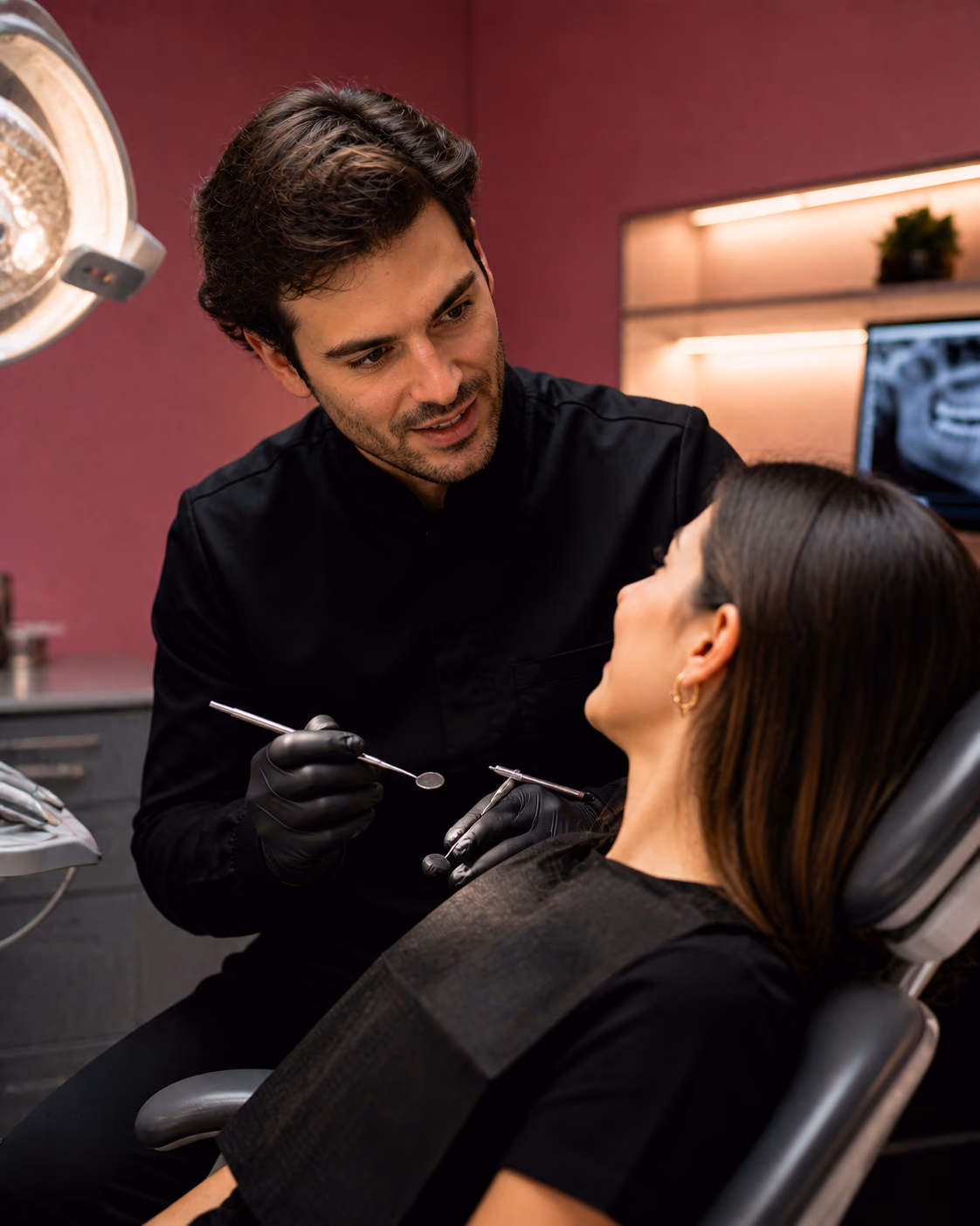 Doctor consulting with patient at Smilery